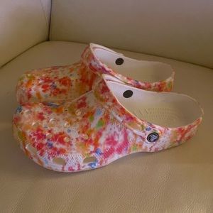Crocs- Unisex Classic Tie Dye Graphic Clog
